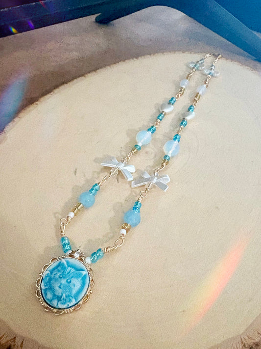 "Blue kitty" - vintage gold plated beaded necklace