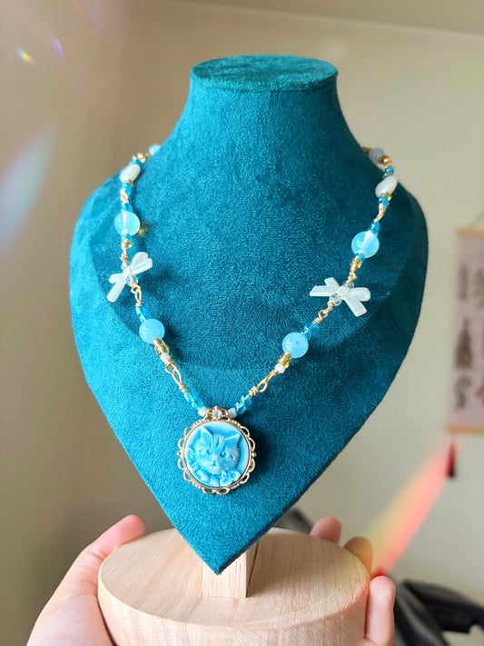 "Blue kitty" - vintage gold plated beaded necklace